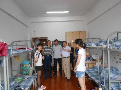 院领导们视察实习生宿舍，了解同学们的住宿及实习情况